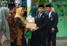Tasming Hamid Serahkan Penghargaan ASN Berprestasi di Peringatan HAB ke-80 Kemenag Parepare
