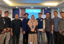 Perkuat Transparansi Pilkada 2024, KPU Sulsel Serahkan Sertifikat Akreditasi Lembaga Pemantau dan Survei
