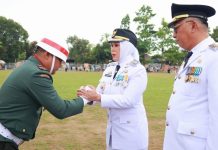 Bupati dan Wakil Bupati Barru Apresiasi dan Beri Penghormatan Komandan Upacara Peringatan HUT ke-80 RI