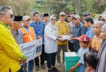 Bupati dan Wakil Bupati Barru Salurkan Bantuan Kemanusiaan Kepada Korban Kebakaran di Nepo