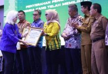 Komitmen Wujudkan Pembangunan Hijau Dan Rendah Karbon Pemkab Barru Diganjar Penghargaan Oleh KMS PE