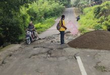 Jaga Keselamatan Pengguna Jalan, Pemkab Barru Lakukan Pemeliharaan Sementara Ruas Lawampang–Tompo