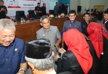 Apresiasi Pengabdian ASN, Bupati Pinrang Serahkan Satyalancana Karya Satya 10 hingga 30 Tahun
